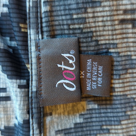 Dot’s sz 1X Chevron Print Cold Shoulder Beaded High Low Cowlneck Top - Picture 6 of 6